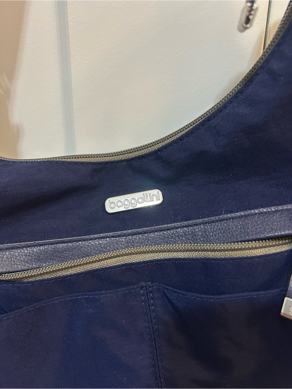 Baggallini Cross Body Purse - Picture 2 of 4